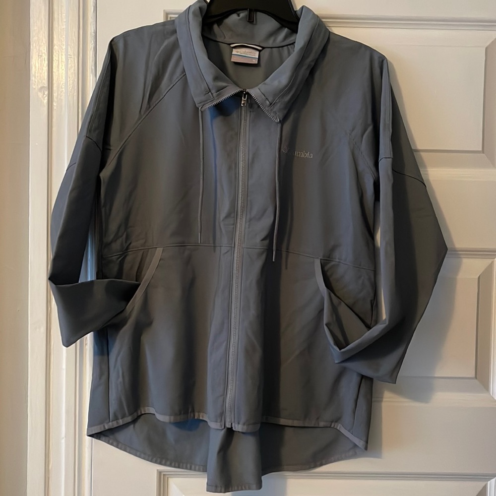 Womens Columbia light weight jacket.